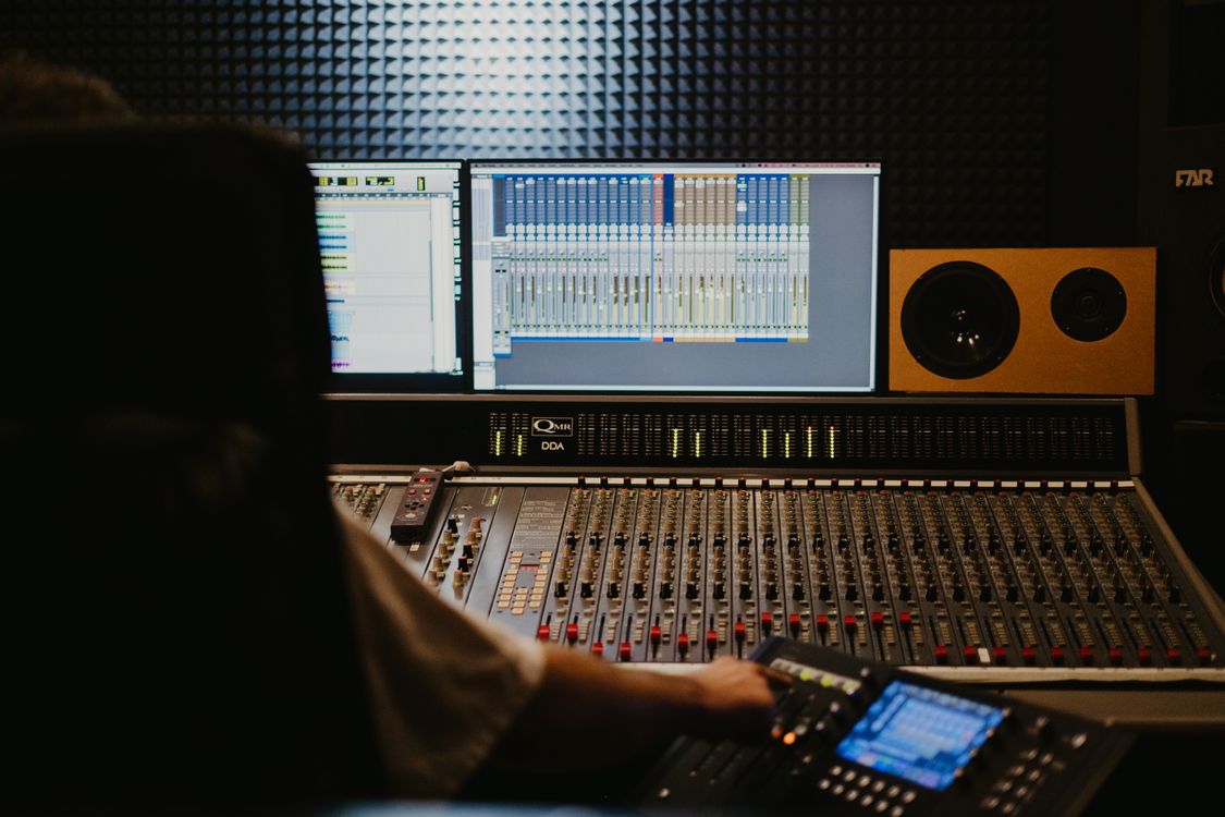 Consola de mezcla de audio profesional en un estudio